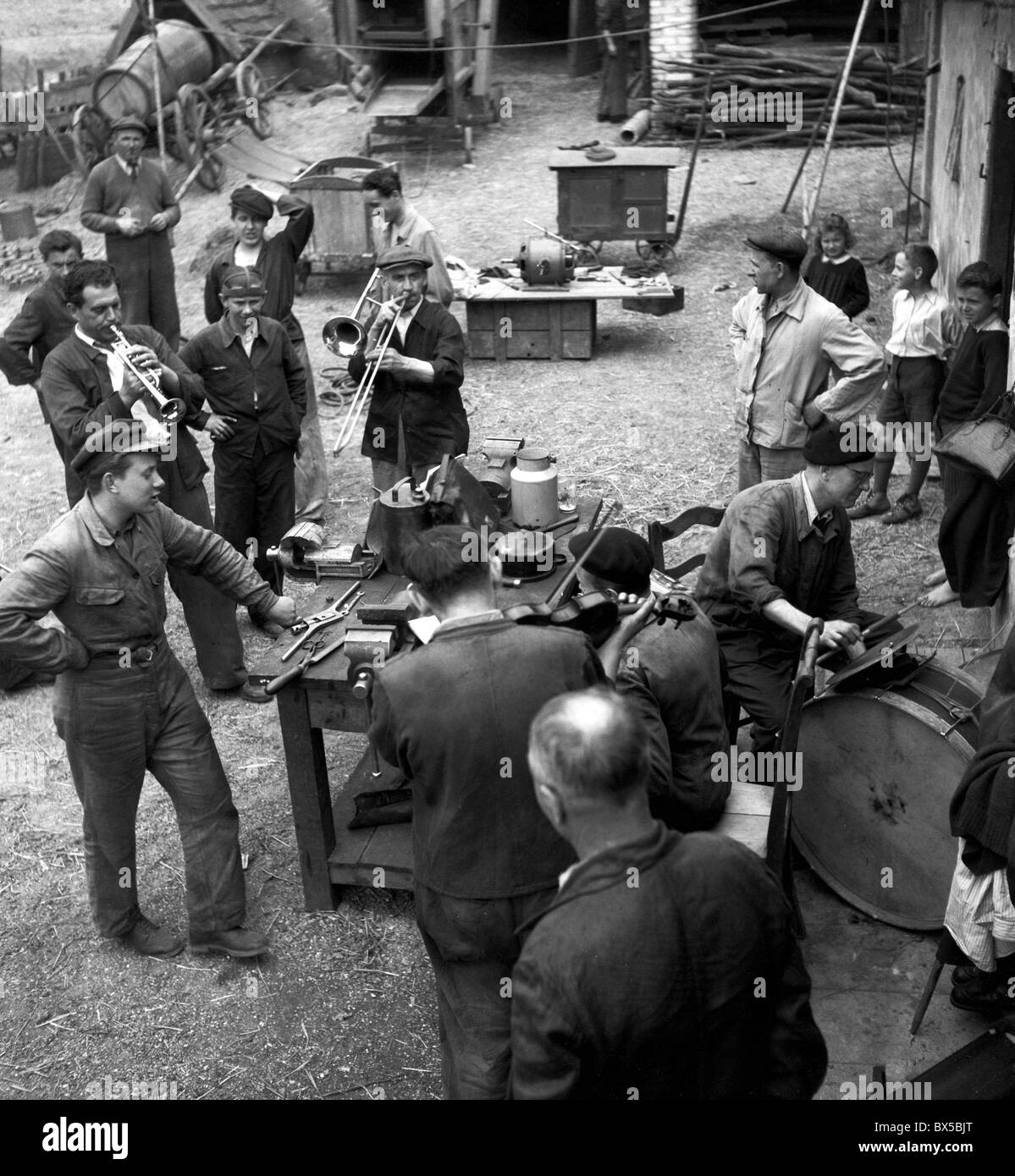 Tschechoslowakei 1947. Wie Band auf ehrenamtliche Mitarbeiter spielt reparieren Sie Landmaschinen. CTK Vintage Photo Stockfoto