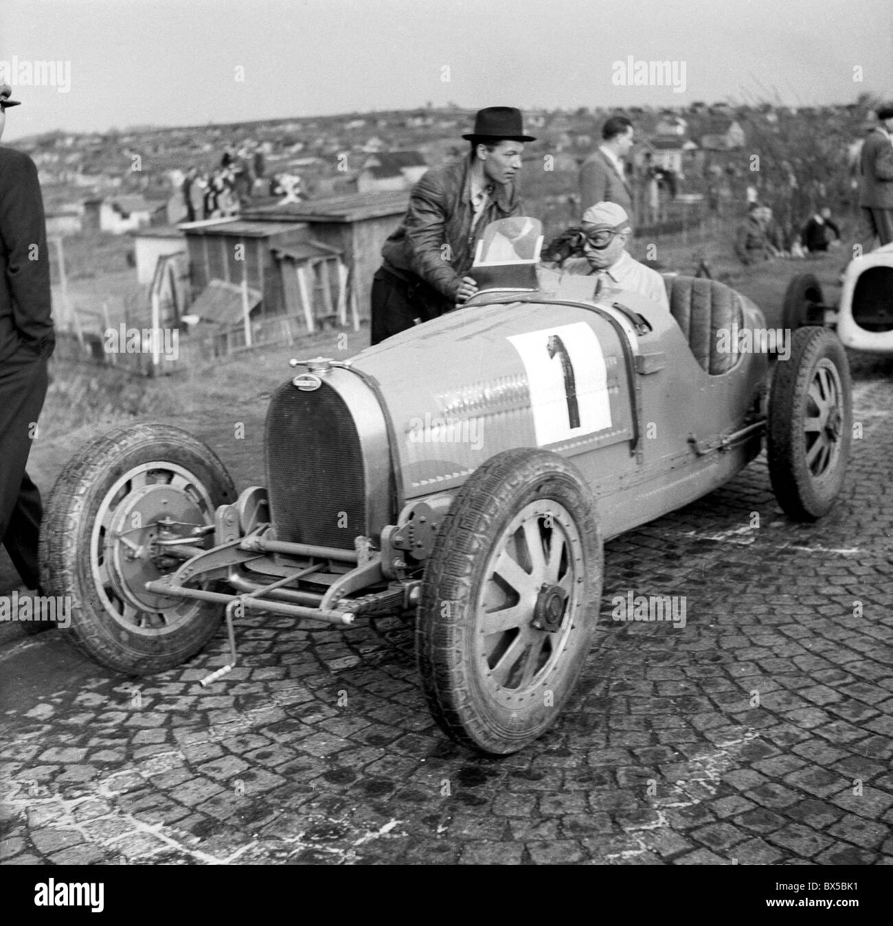 Tschechoslowakei 1947. Rennfahrer ist zu Beginn in seinem Bugatti bereit. CTK Vintage Photo Stockfoto