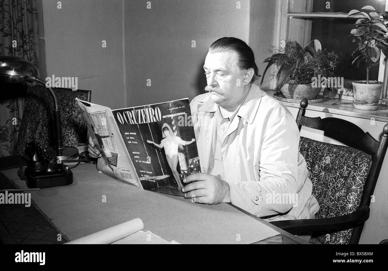 Jiri Trnka, berühmt für seine Animationsfilme liest Magazin in seiner Wohnung. Prag, Tschechoslowakei 1959. (CTK Foto / Jiri Rublic) Stockfoto