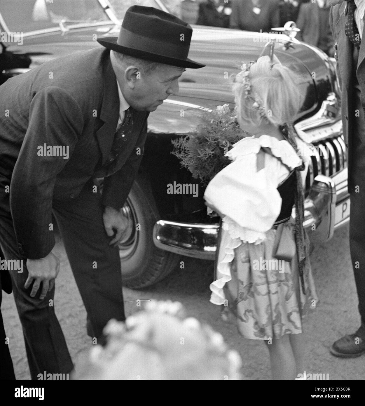 Tschechoslowakei Slavetin u Lomu 1947. Minister für auswärtige Angelegenheiten Jan Masaryk lehnt sich nach vorne, um kleine Mädchen tragen reden Stockfoto