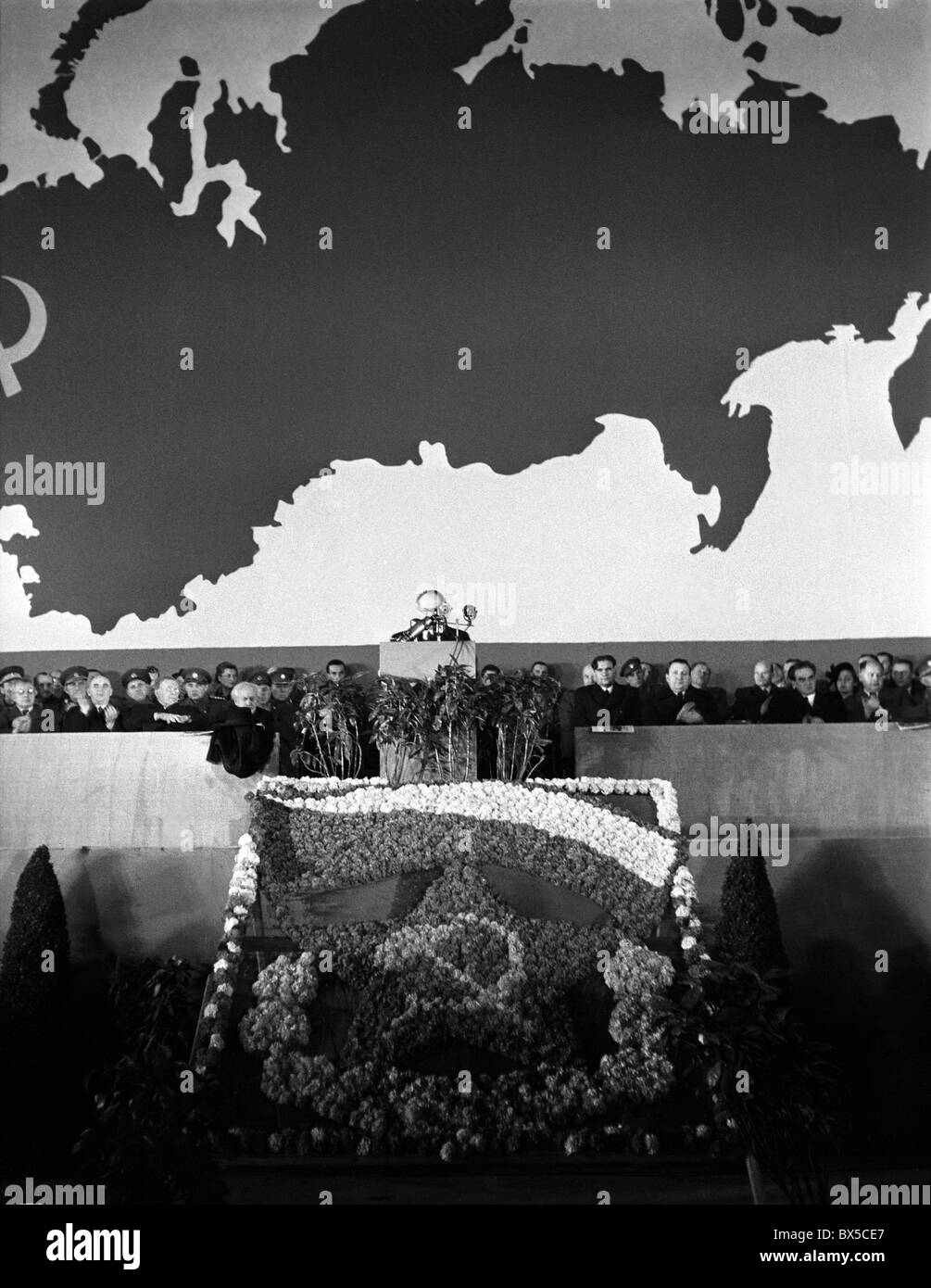 Prag 1948. Union des tschechoslowakischen - sowjetischen Freundschaft feiert den 31. Jahrestag der sowjetischen Revolution. Auf der offiziellen Karte Stockfoto Prag 1948. Union des tschechoslowakischen - sowjetischen Freundschaft feiert den 31. Jahrestag der sowjetischen Revolution. Auf der offiziellen Karte Stockfoto