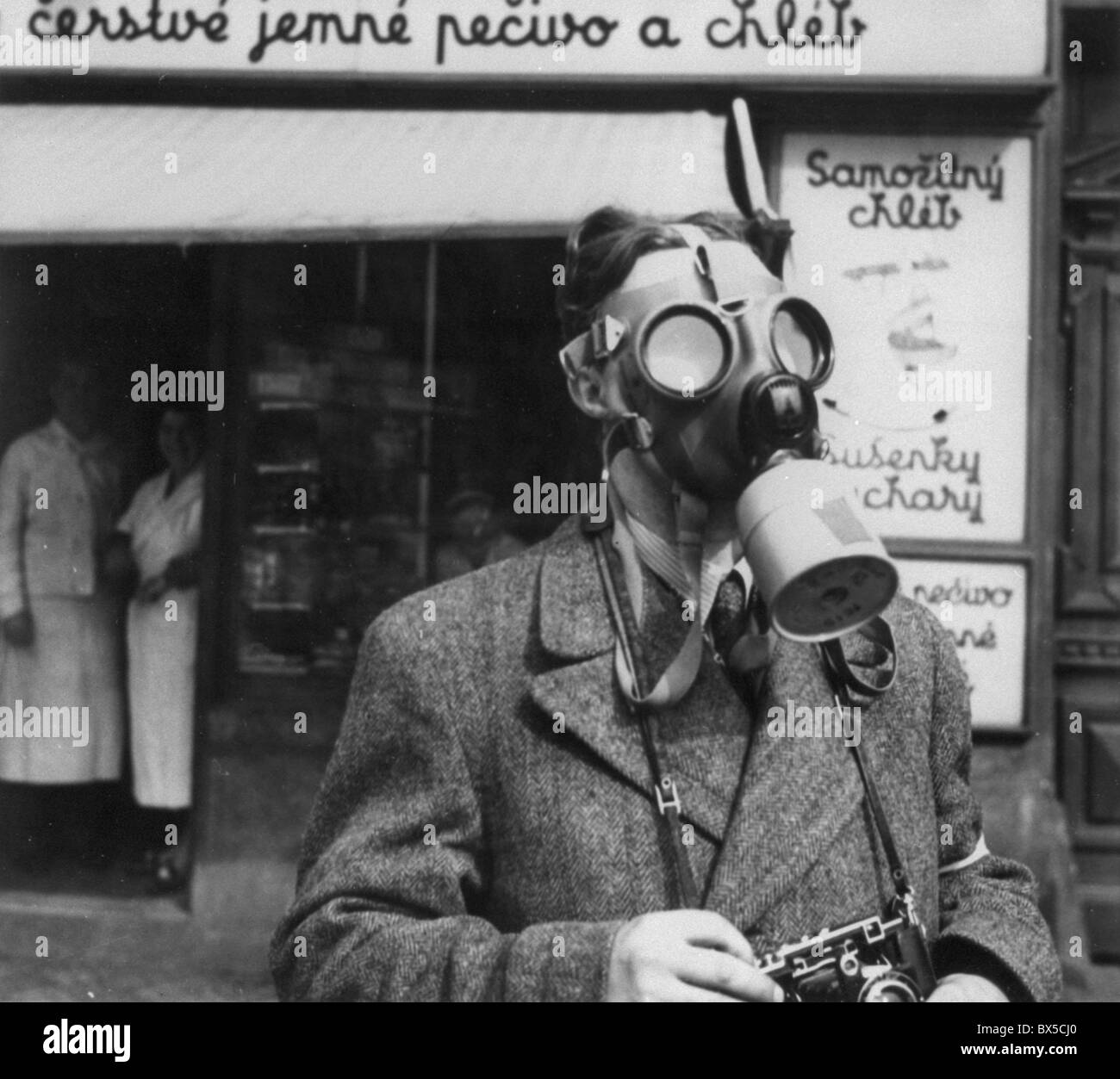 Air Raid Bohren in Prag, 1938, Mann trägt Gasmaske. Stockfoto