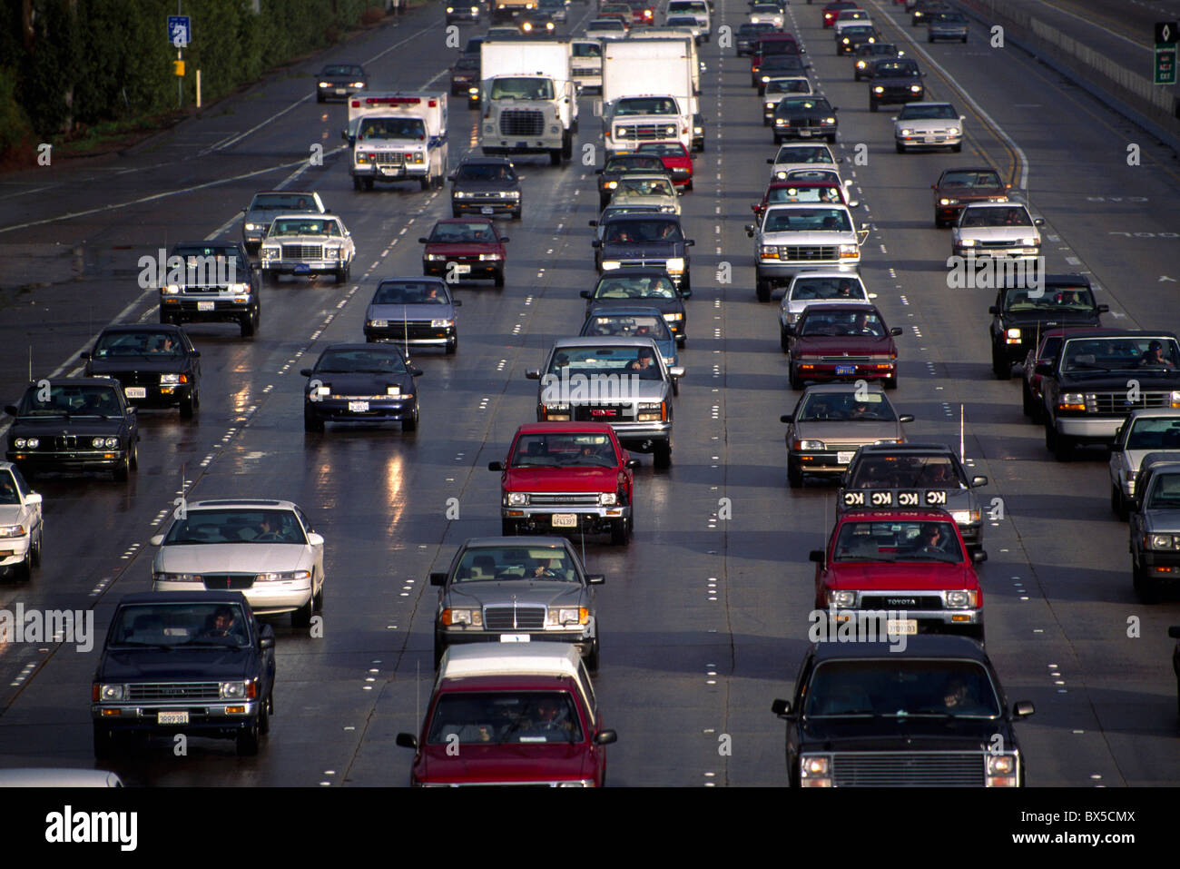 Kalifornien USA Scheinwerfer auf verregneten Autobahn während der Rush hour Stockfoto