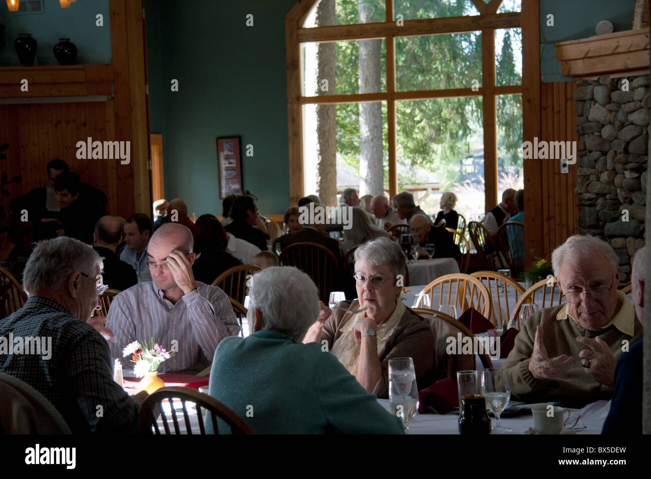 Leute sitzen an Tischen im restaurant Stockfoto