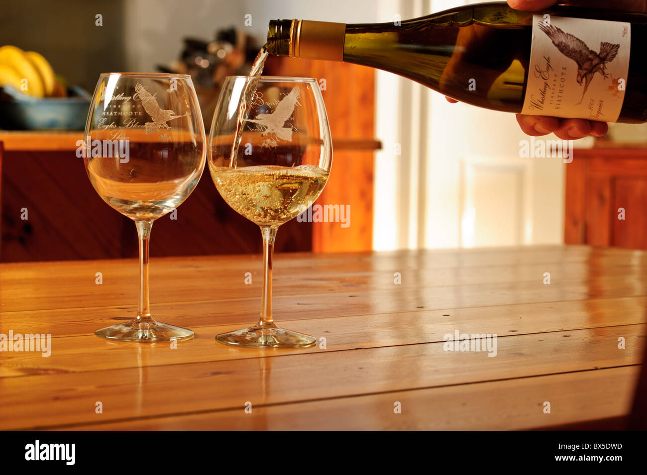 Gießen australischen Wein in der Küche eines Landes Stockfoto