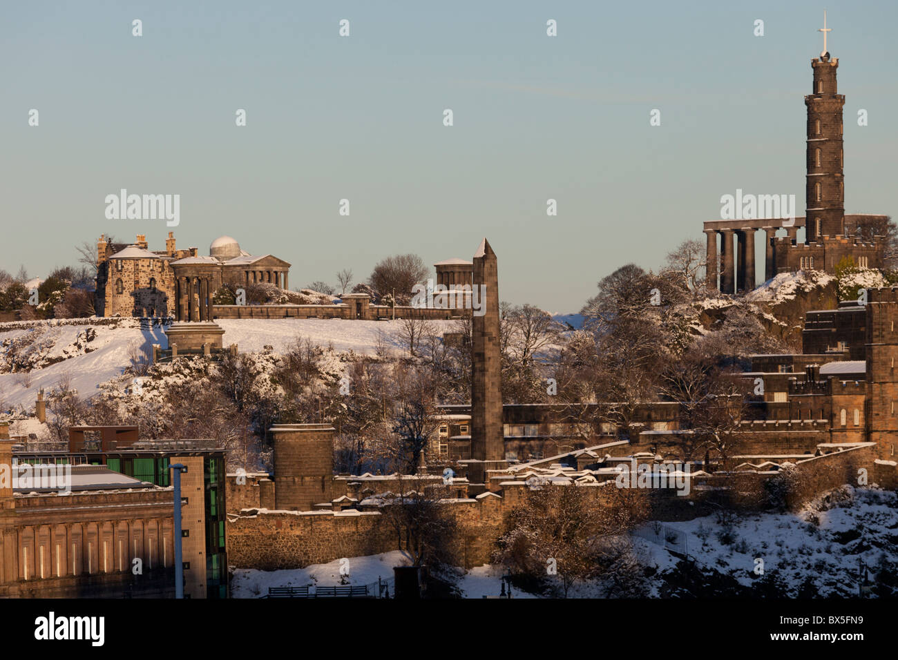 Calton Hill und die alte Royal High School von North Bridge, Edinburgh, Schottland Stockfoto