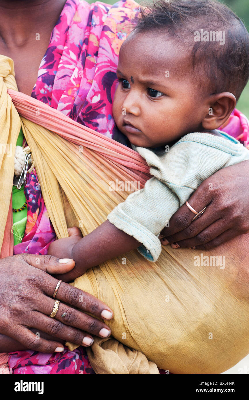 Ländliche indischen Baby im Tragetuch Mütter. Indien Stockfoto