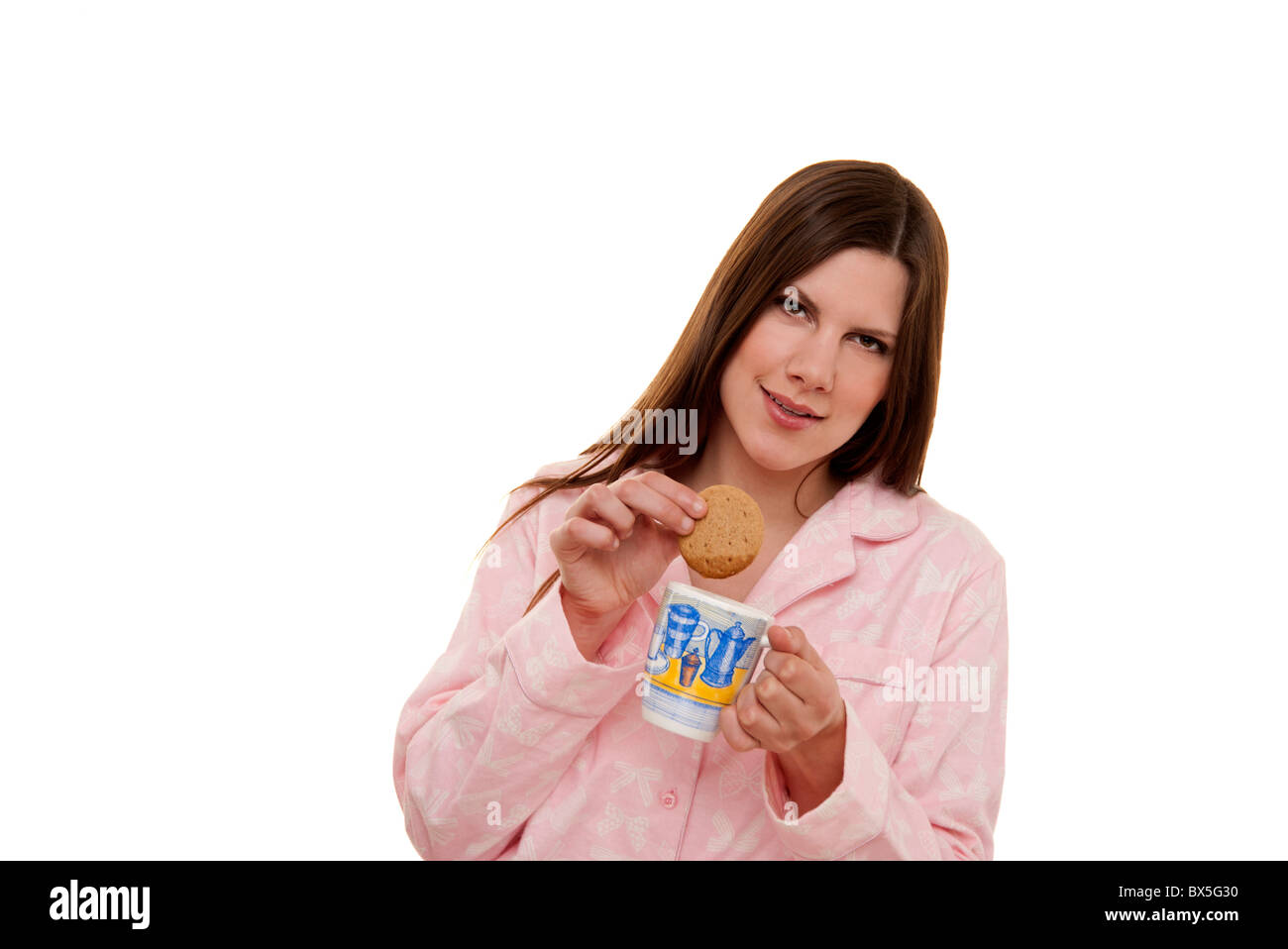 Frau einen Keks in einer Tasse Tee Eintunken Stockfoto