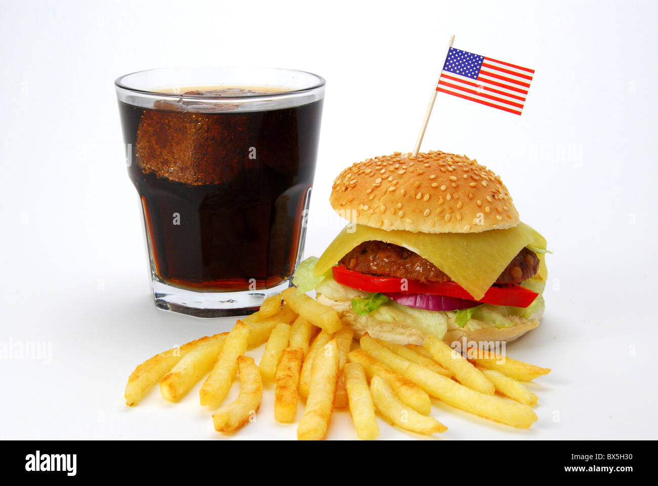 BURGER & FRIES mit einem Glas Cola aus den USA Stockfoto