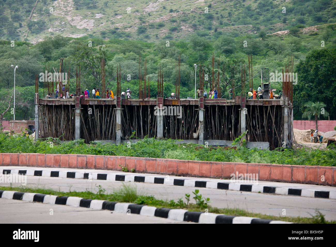 Bauvorhaben in Jaipur, Indien. Ohne Gerüst oder Kran, alle Arbeiten von hand Bambus unterstützt. Stockfoto