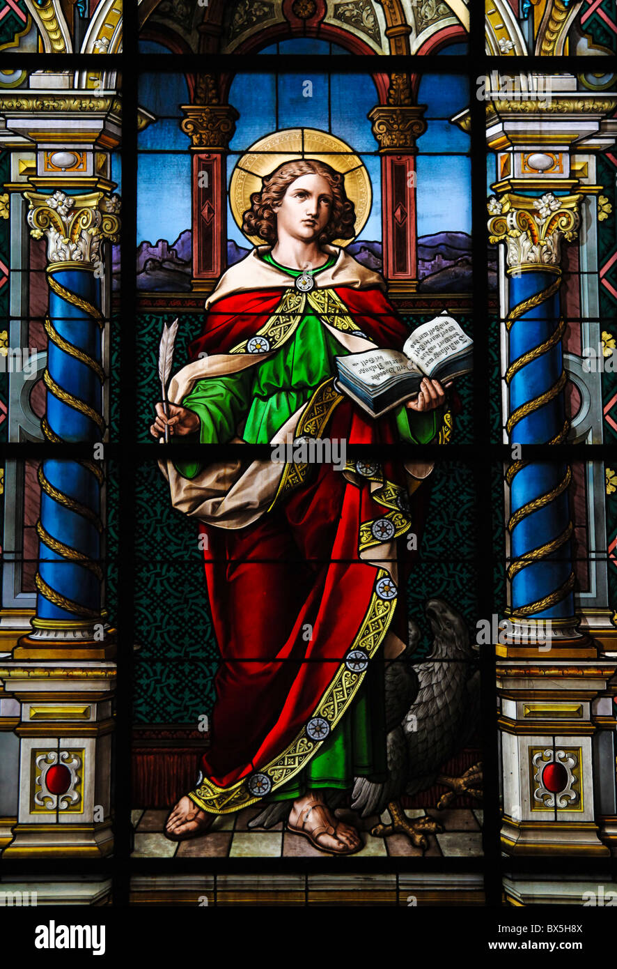 Johannes der Evangelist. Glasmalerei-Fenster erstellt von F. Zettler (1878-1911) an der deutschen Kirche (St. Gertrud-Kirche) ich Stockfoto