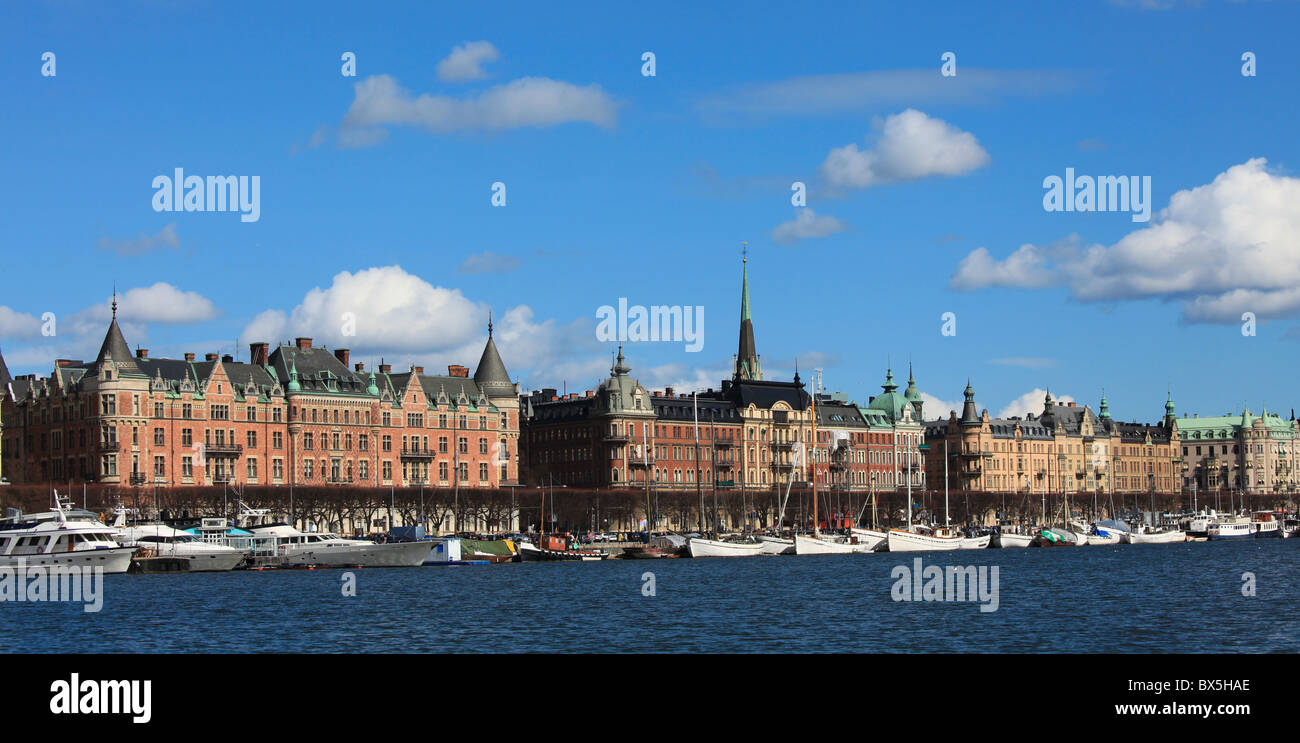 Blick vom See über Strandvägen Stockholm, Schweden mit alten Häuser und Boote verankert. Stockfoto