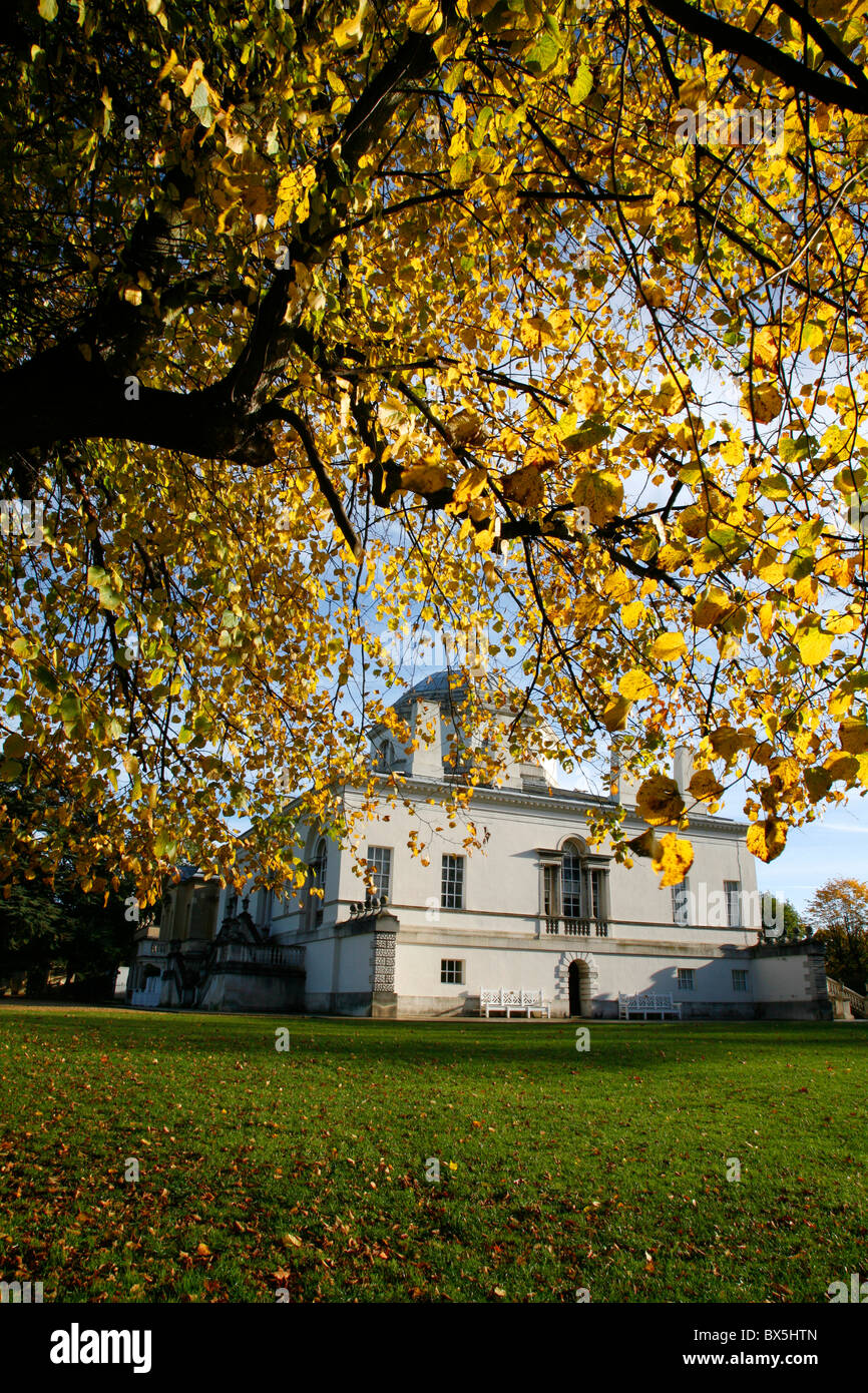 Chiswick House umgeben von Herbst Blätter in Chiswick House Gardens, Chiswick, London, Großbritannien Stockfoto