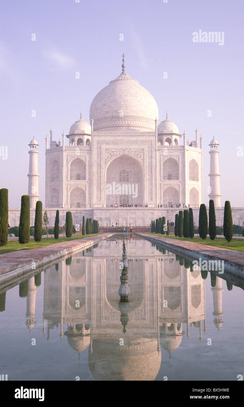 Das Taj Mahal, UNESCO-Weltkulturerbe, spiegelt sich in den Lotus Pool, Agra, Uttar Pradesh, Indien, Asien Stockfoto