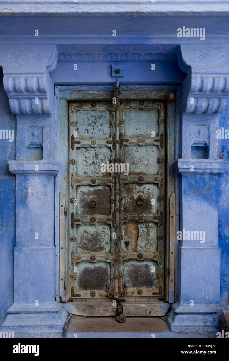 Eine alte Metalltür eines traditionellen blau bemalte Haus in Jodhpur, Rajasthan, Indien, Asien Stockfoto