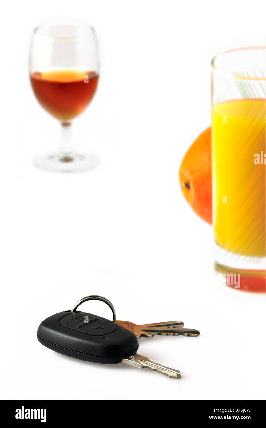 Autoschlüssel, alkoholfreie Softdrinks und Alkohol als konzeptionelle Themen veranschaulichen verantwortlich zu fahren Stockfoto
