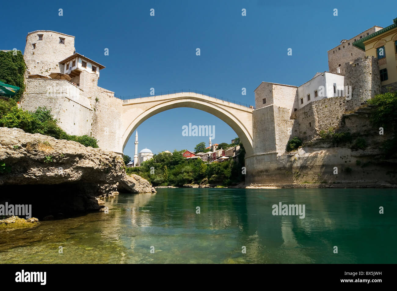 die alte Brücke in Mostar und Fluss Neretva Stockfoto