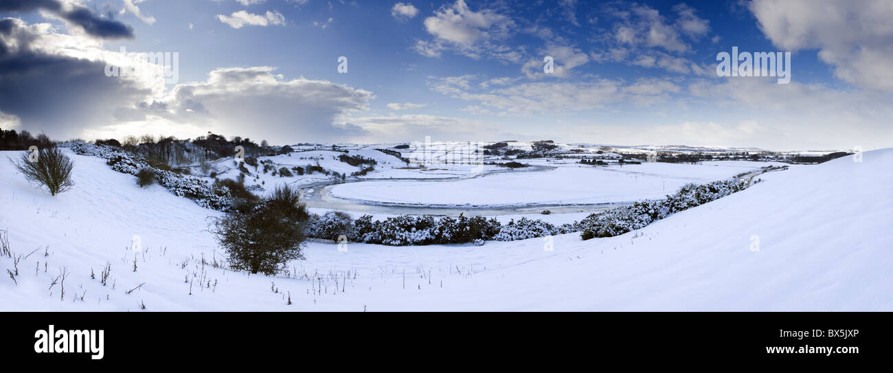 Panorama der schneebedeckten Landschaft unter Winterhimmel blickt mäandernden Fluss Aln, Lesbury, Northumberland, UK Stockfoto