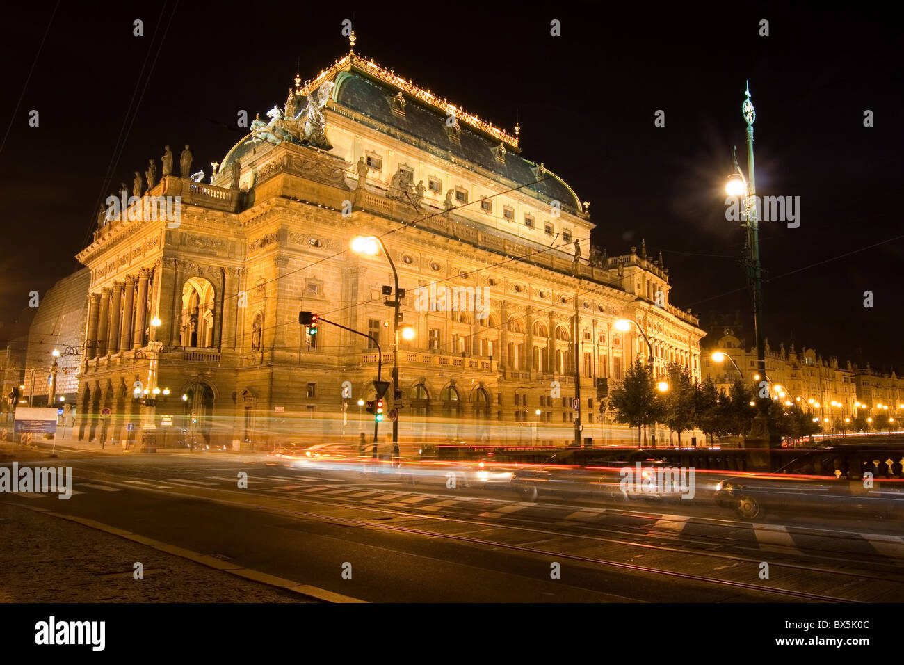 Tschechisches Nationaltheater bei Nacht - Prag Stockfoto
