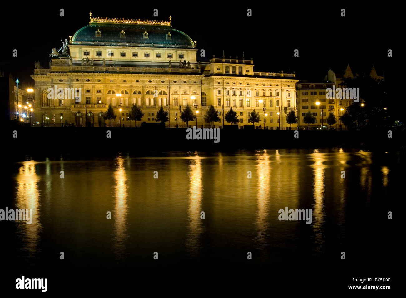 Tschechisches Nationaltheater bei Nacht - Prag Stockfoto