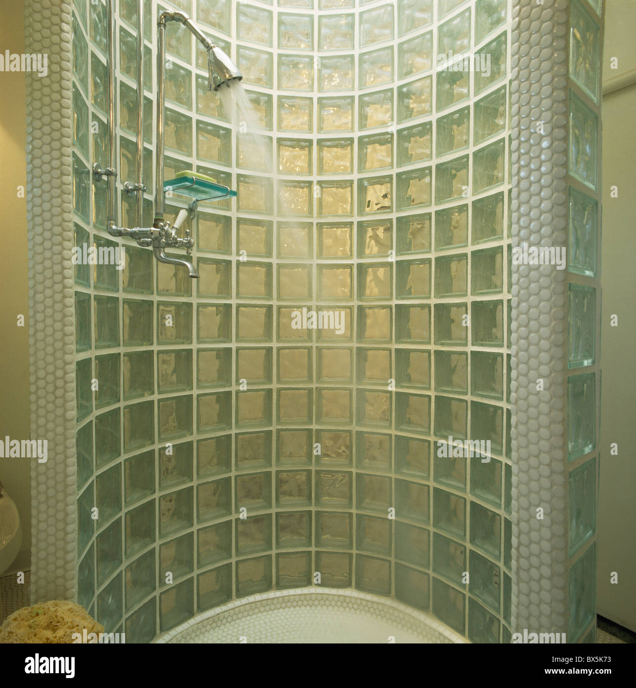 Wasser gießen aus Chrom Dusche in gebogenem Glas Brick Duschkabine  Stockfotografie - Alamy