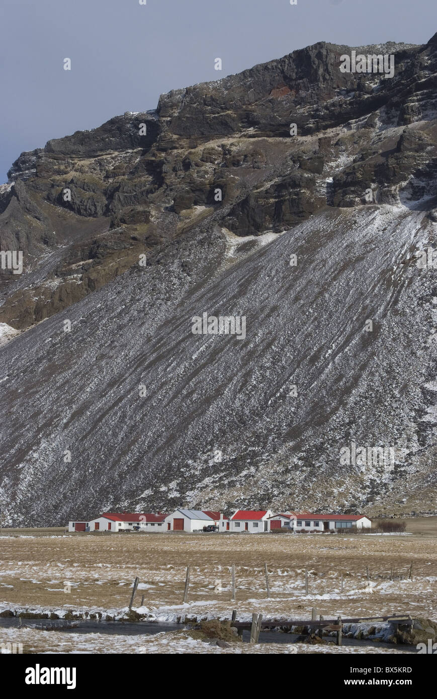 Typischer Bauernhof in einem Standort voraussichtlich bei Vulkanausbrüchen, Skogafoss, South Island, Island evakuiert werden Stockfoto