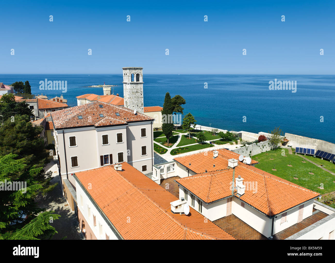 Adria-Küste der alten kroatischen Stadt Porec. Erhöhte Ansicht. Istrien Kroatien Provinz. Beliebtes touristisches Ausflugsziel. Stockfoto