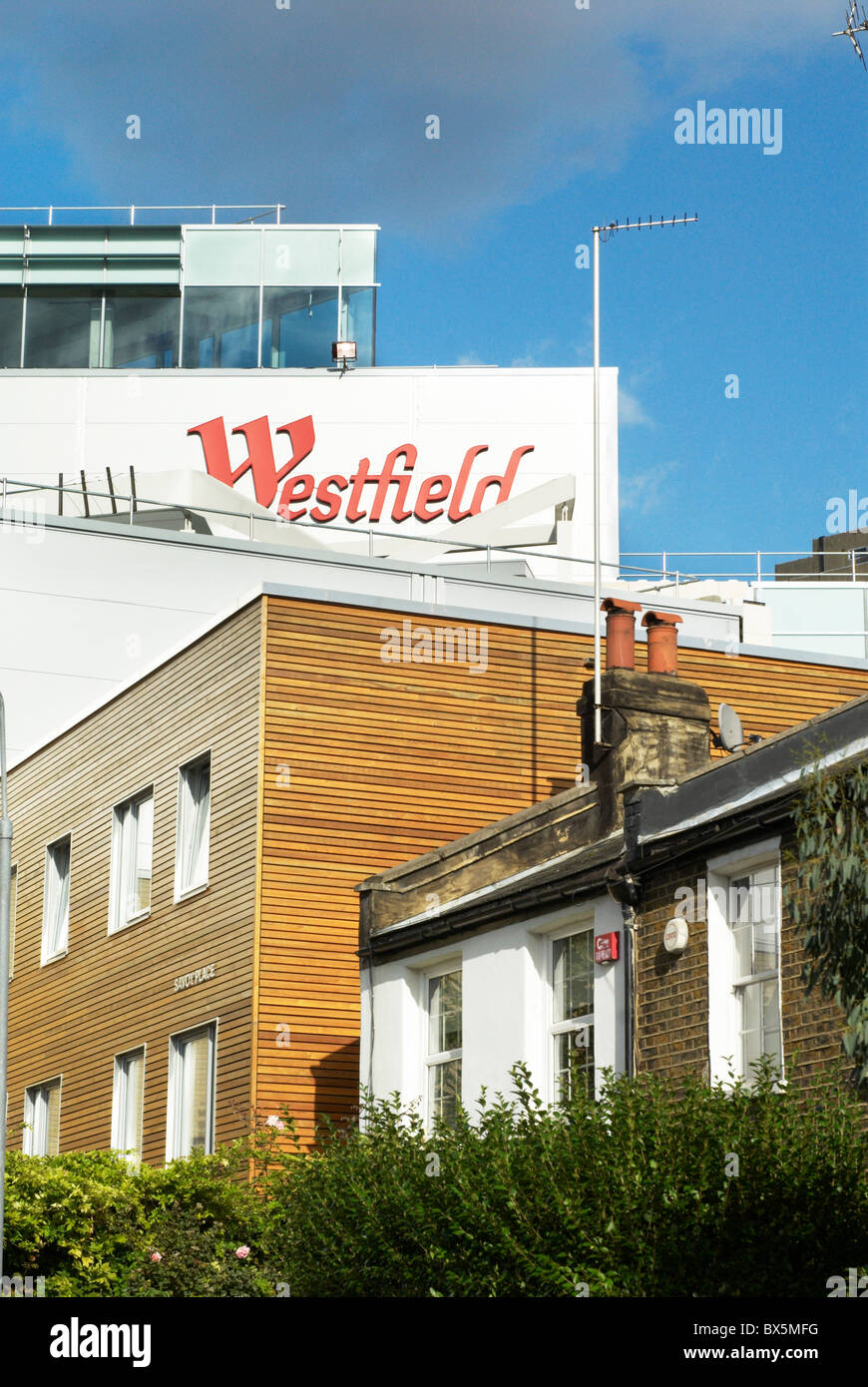 Reihenhaus wohnen und nachhaltige Architektur in der Nähe von Westfield London Shopping Centre Shepherds Bush London UK, Oktober 2008 Stockfoto