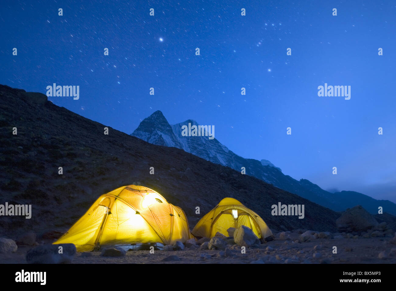 Beleuchtete Zelte am Island Peak Base Camp, Solu Khumbu-Everest-Region, Sagarmatha Nationalpark, Himalaya, Nepal, Asien Stockfoto