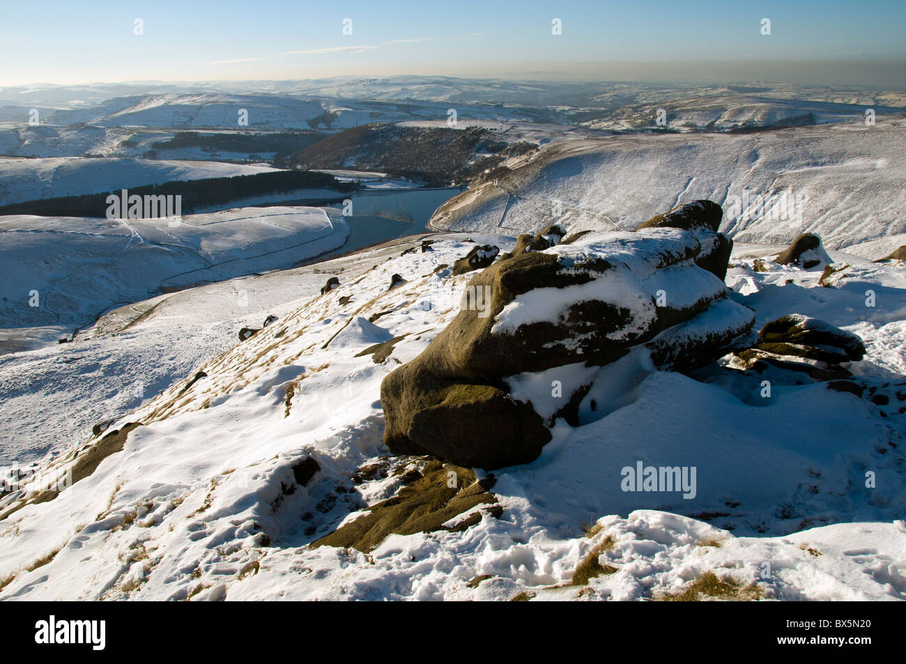 Freundlichere Reservoir von der Kante des Plateaus Kinder Scout im Winter.  In der Nähe von Hayfield, Peak District, Derbyshire, England, Vereinigtes Königreich Stockfoto