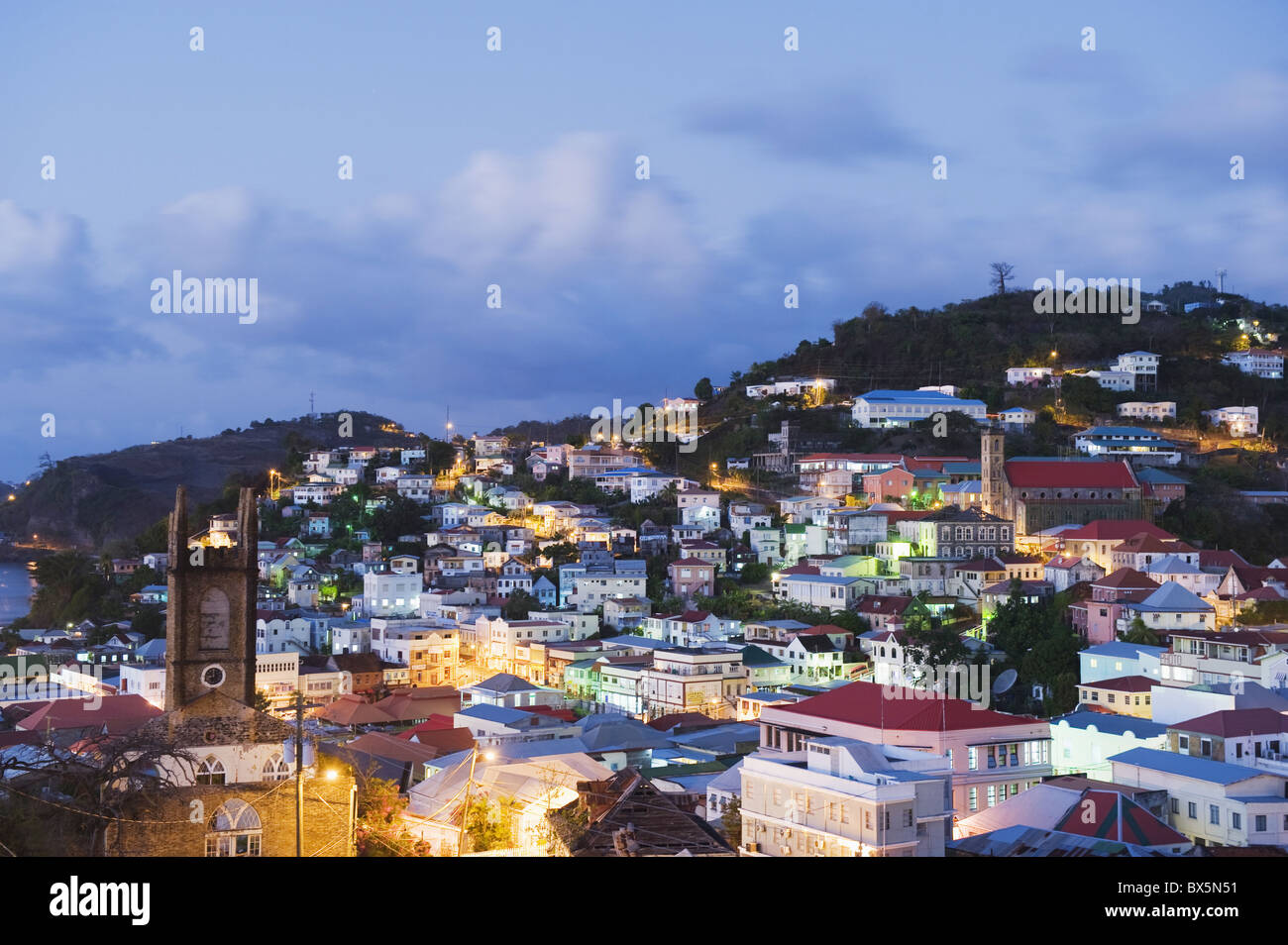Kirche und Stadt Häuser, St. George's, Grenada, Windward-Inseln, West Indies, Karibik, Mittelamerika Stockfoto