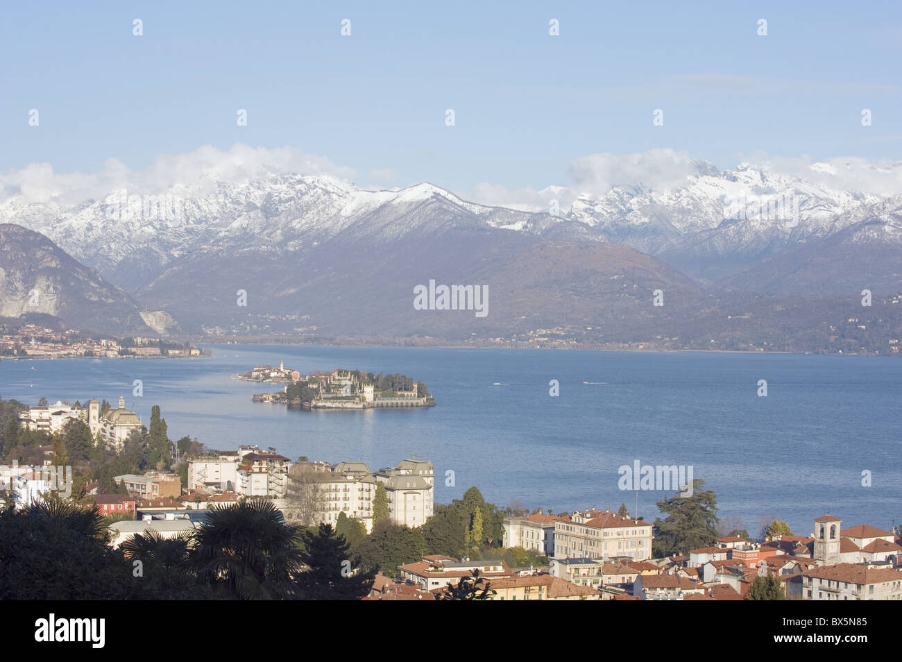 Schneebedeckte Berge oberhalb von Stresa, Isola Bella und Isola Superiore, Borromäischen Inseln, Lago Maggiore, Piemont, Italien Stockfoto
