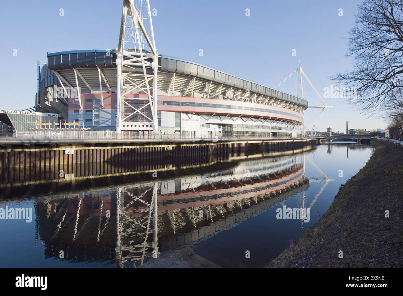 Reflexion des Millennium Stadium in Fluss Taff, Cardiff, Wales, Vereinigtes Königreich, Europa Stockfoto
