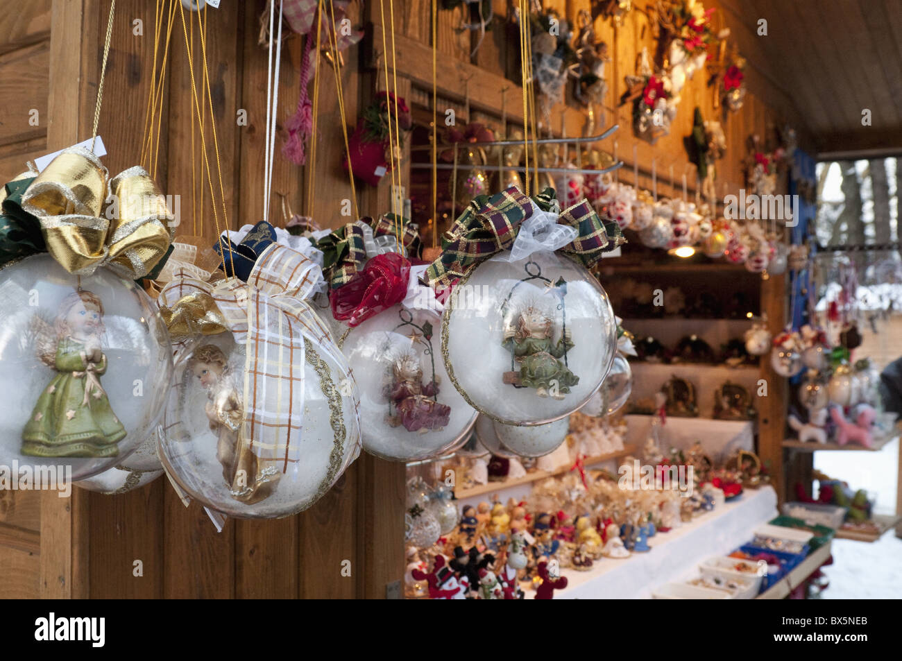 Weihnachtsschmuck Engel in Glaskugeln am Stall, Weihnachtsmarkt im Schlosspark, Steyr, Oberosterreich, Austria Stockfoto