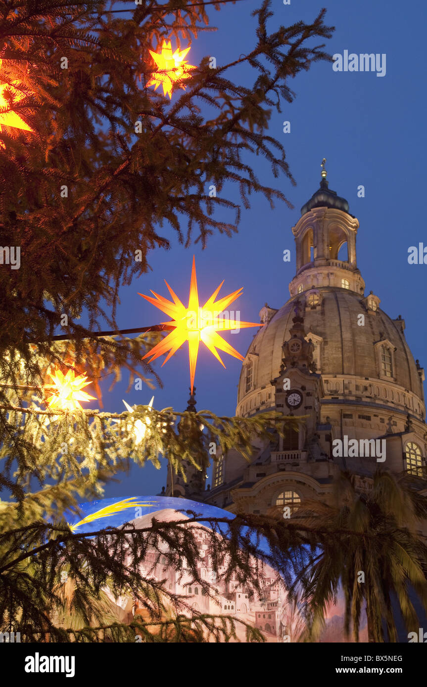 Weihnachtsbaum Sterne Dekoration und Frauen Kirche am Weihnachtsmarkt in der Dämmerung, Neumarkt, Innere Altstadt, Dresden, Deutschland Stockfoto
