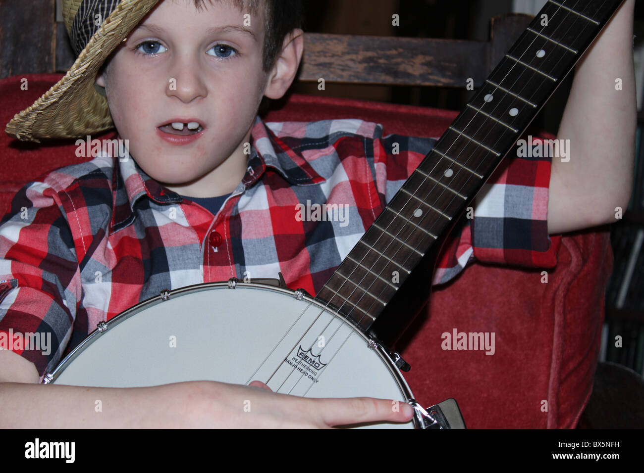 Boy spielt Banjo-Hillbilly-image Stockfoto