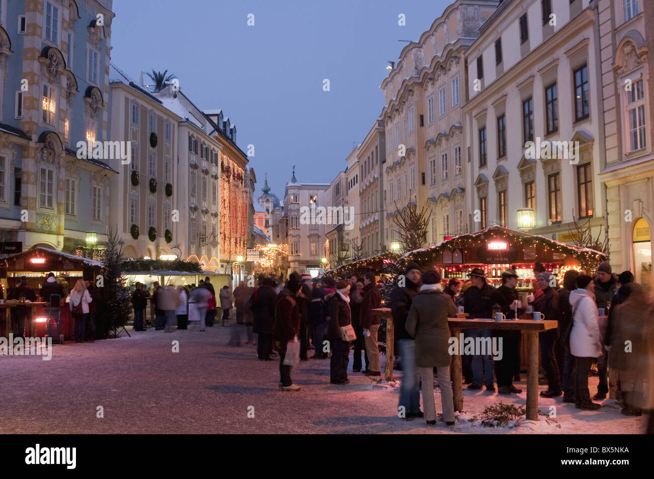 Ständen und Menschen am Weihnachtsmarkt, Stadtplatz, Steyr, Oberosterreich (Oberösterreich), Österreich, Europa Stockfoto