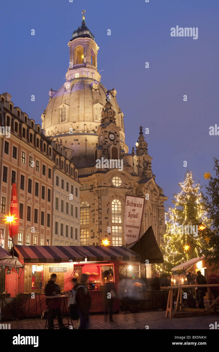 Weihnachten Marktstände vor Frauen Kirche und Weihnachtsbaum in der Dämmerung, Neumarkt, Innere Altstadt, Dresden, Deutschland Stockfoto