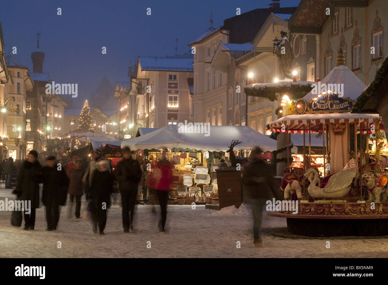 Weihnachtsmarkt-Ständen und Menschen bei Marktstrasse in der Dämmerung, Bad Tölz Spa Stadt, Bayern, Deutschland, Europa Stockfoto