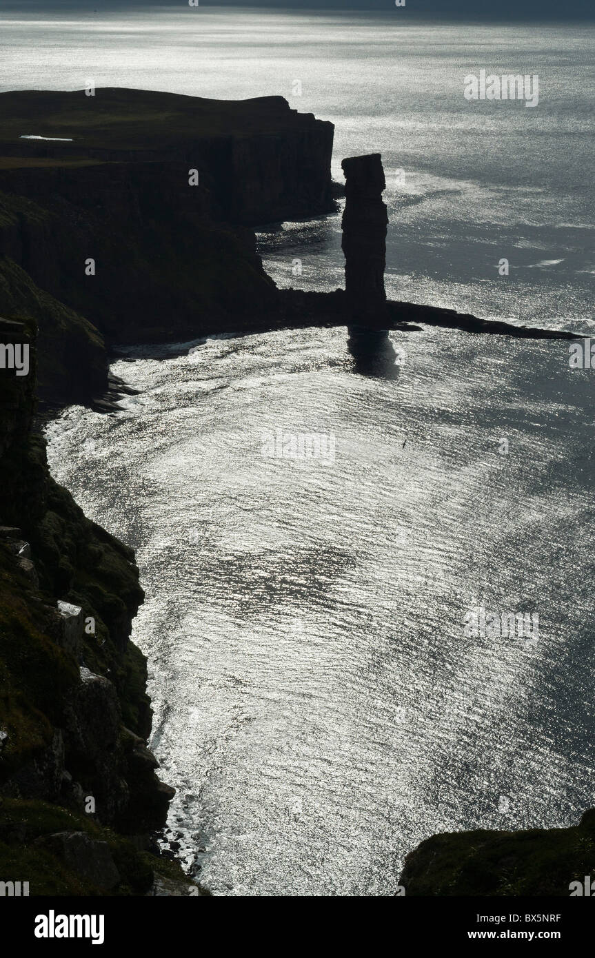 Dh alte Mann der Hoy HOY ORKNEY Silhouette der alte Mann der Hoy Hoy seastack Küste Schottland Stockfoto