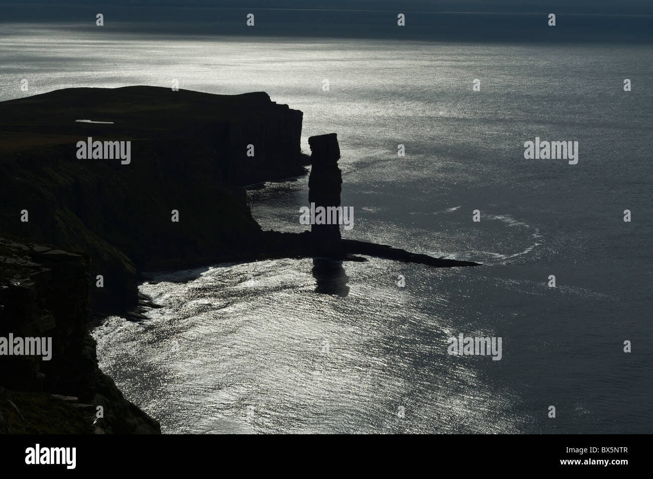 dh Old man of Hoy HOY ORKNEY Silhouette von Old man of Hoy Seastack und Hoy seacliff Coast Seesack Orkne Stockfoto