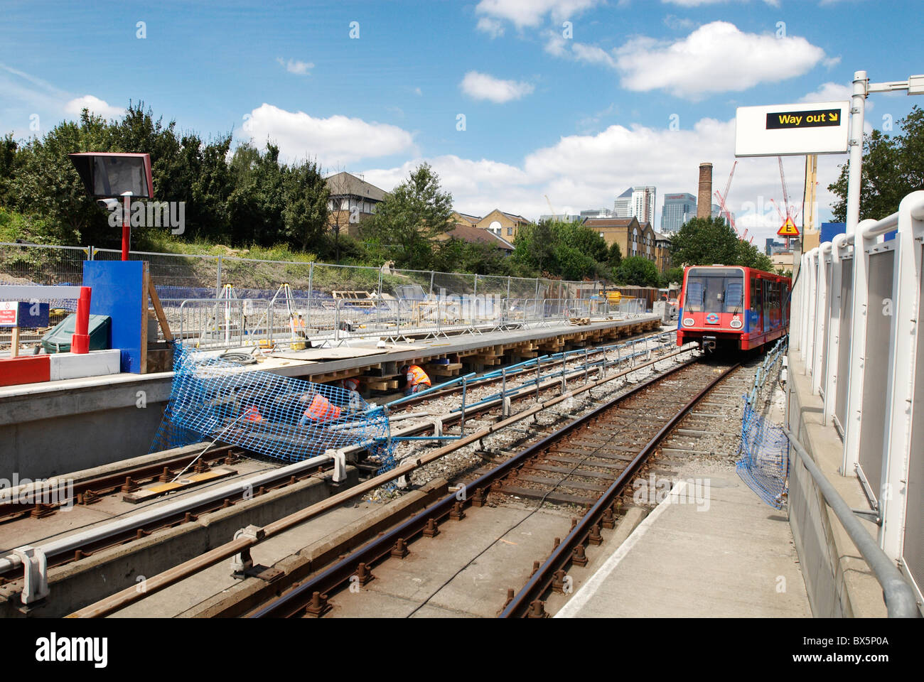 Erweiterungsarbeiten Plattform auf der DLR-Linie bei Mudchute Station Docklands East London UK Stockfoto
