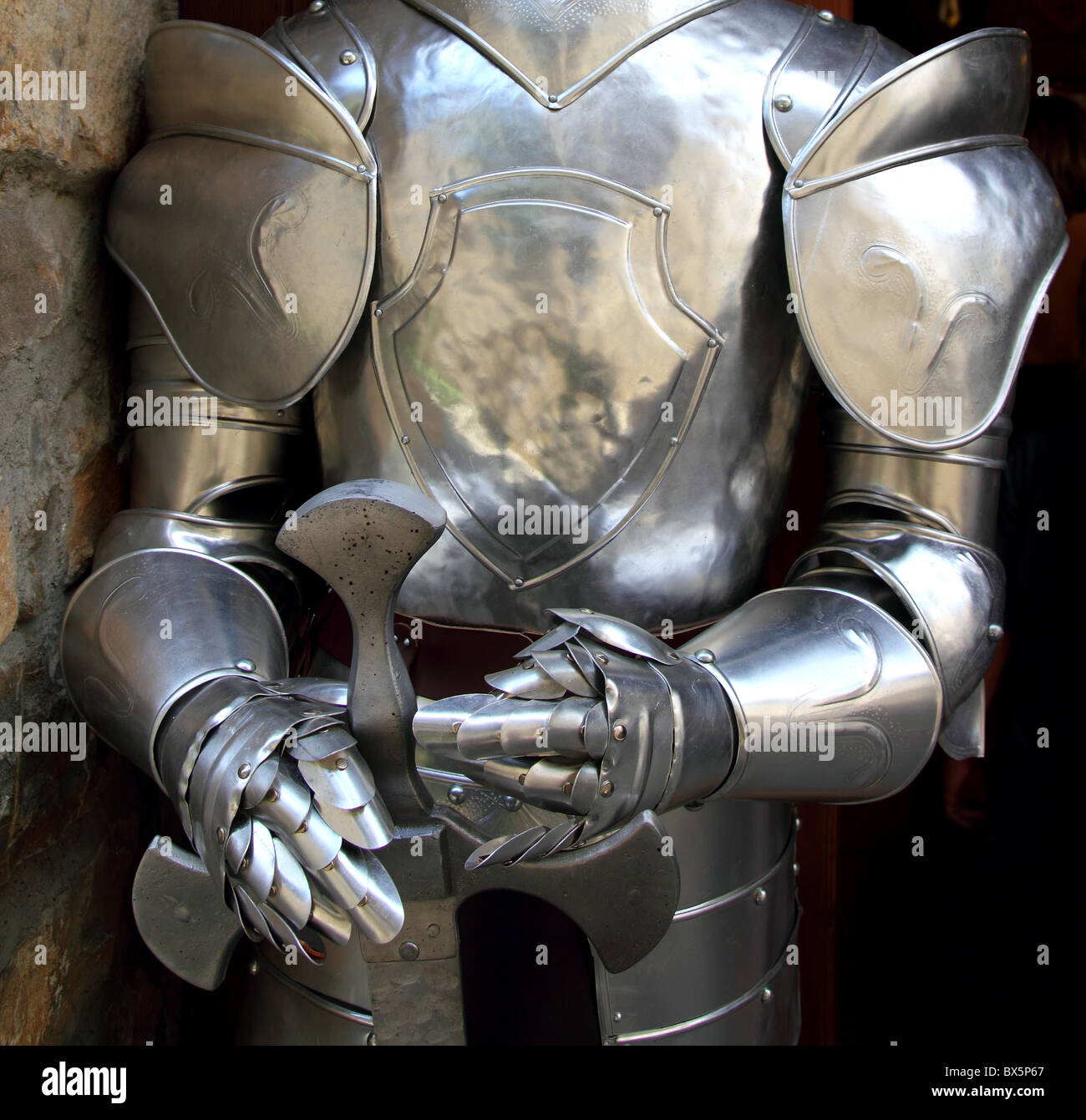 Mittelalterlicher Krieger Soldat Metall schützende tragen Schwert-Mann Stockfoto