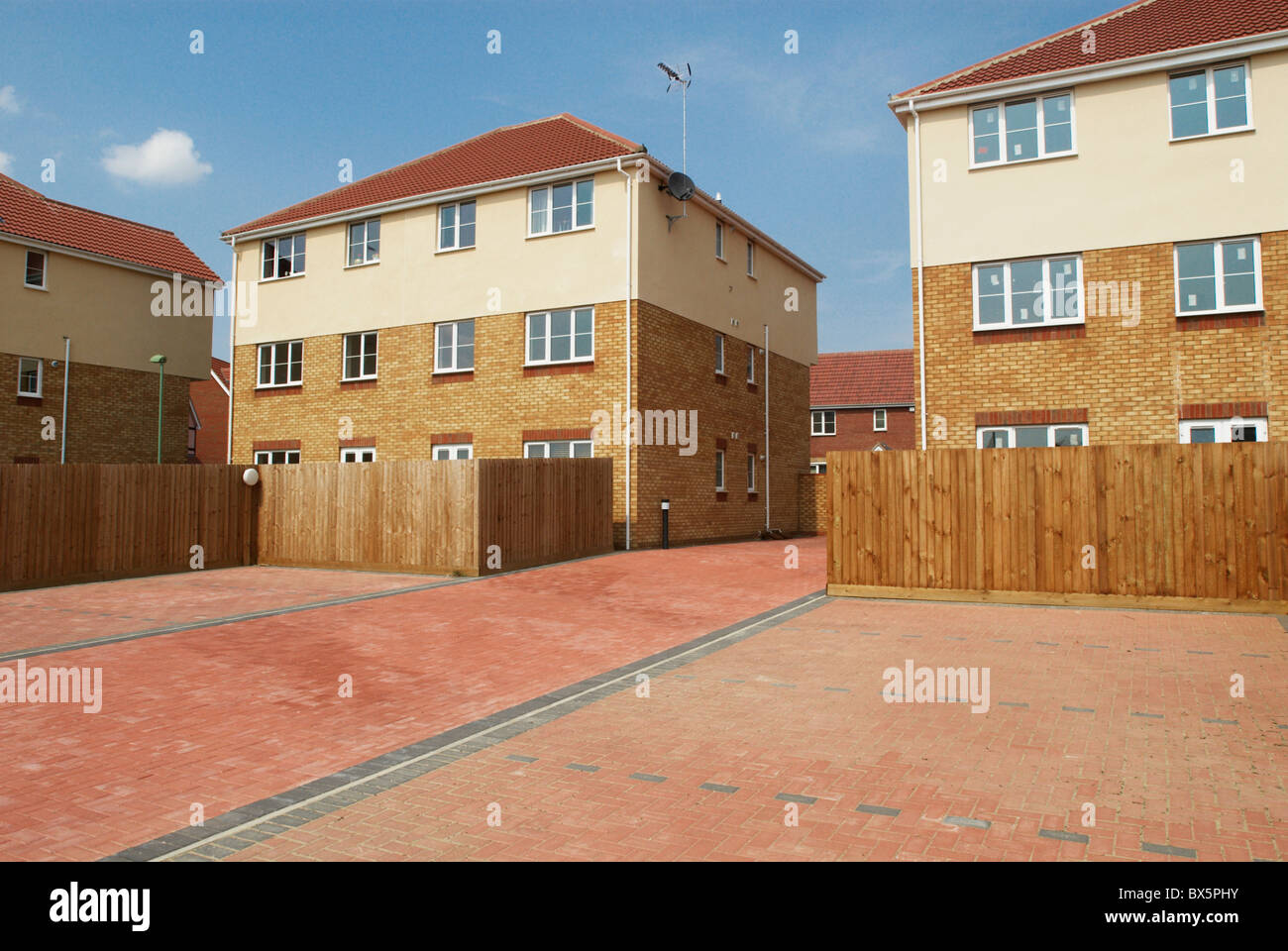 Parkplatz auf eine moderne Wohnsiedlung Stowmarket Suffolk UK Stockfoto