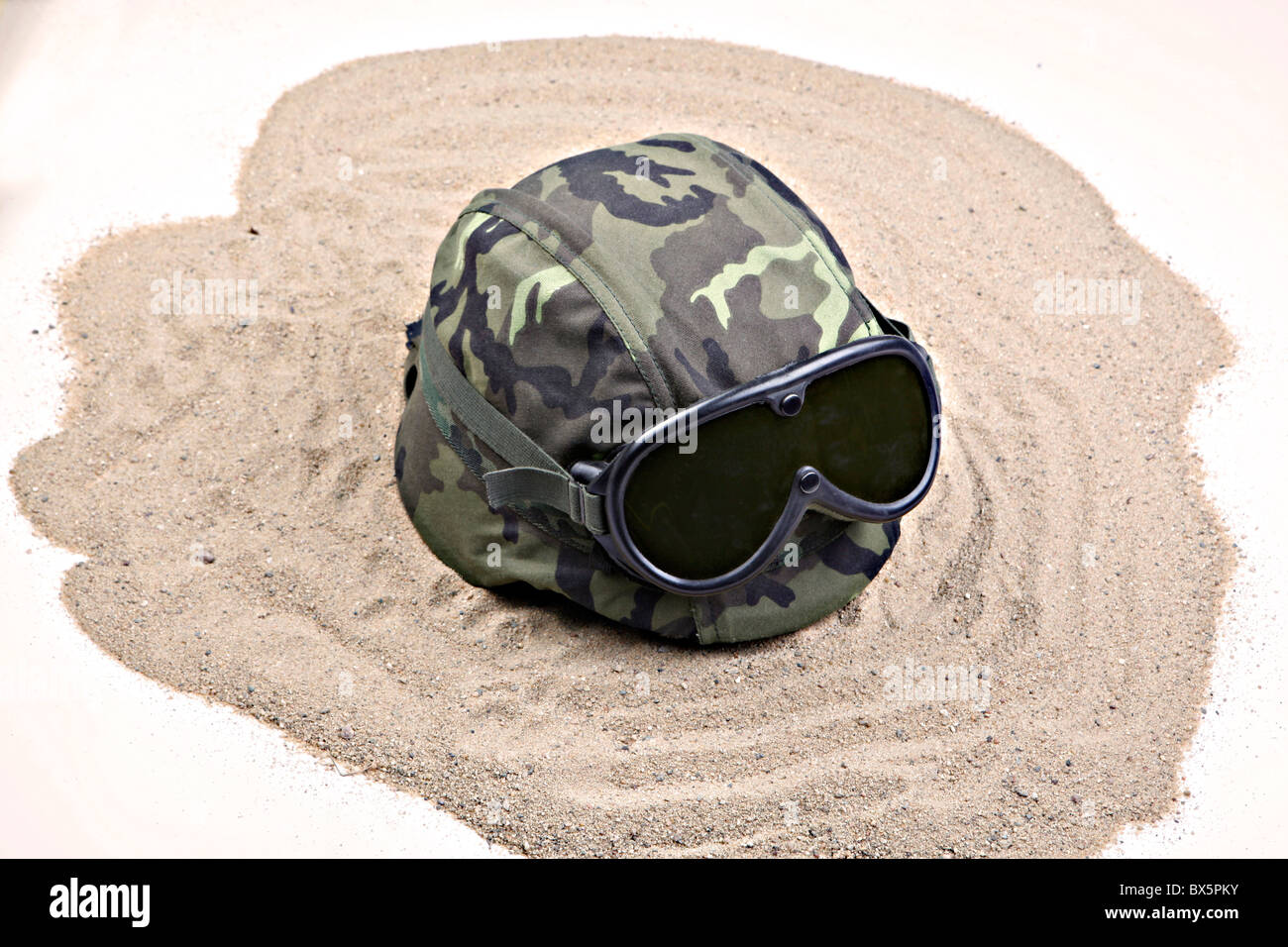 Armee-Helm mit Schutzbrille. (CTK Foto/Josef Horazny) Stockfoto