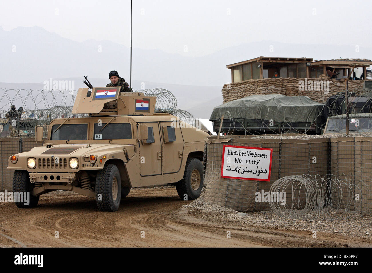 Kroatische Soldaten in einem Hummer Fahrzeug im Camp Marmal Mazar-e Sharif, Afghanistan Stockfoto