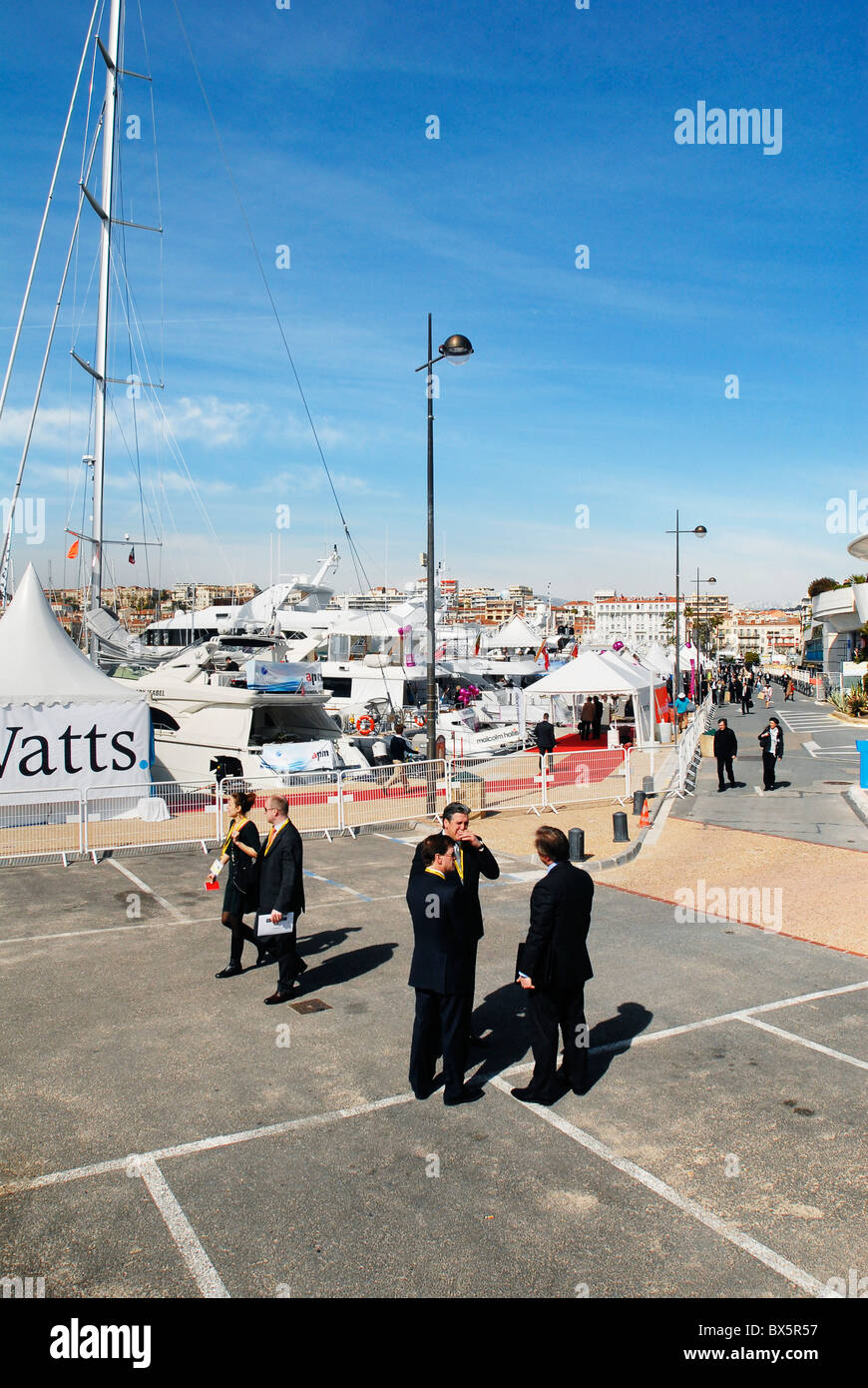 CANNES IN FRANKREICH. 10. März 2009. MIPIM der Welt das größte Immobilienmesse. Investoren diskutieren Angebote an der Hafenpromenade Stockfoto