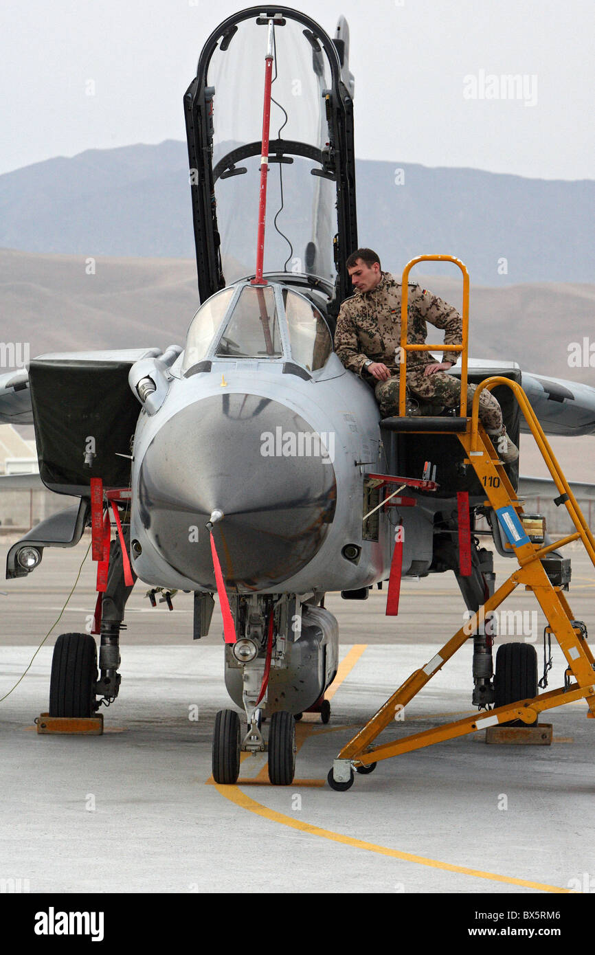Soldat Der Deutschen Wehrmacht Aus Dem Flugzeug Reparatur Gert, Mazar