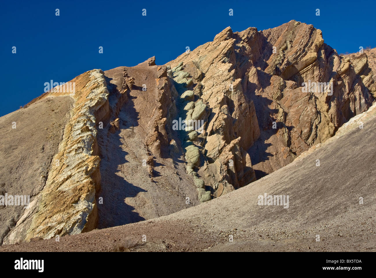 Rock Grate am Rainbow Basin National Naturdenkmal, Schlamm-Hügel in der Nähe von Barstow, Mojave-Wüste, Kalifornien, USA Stockfoto