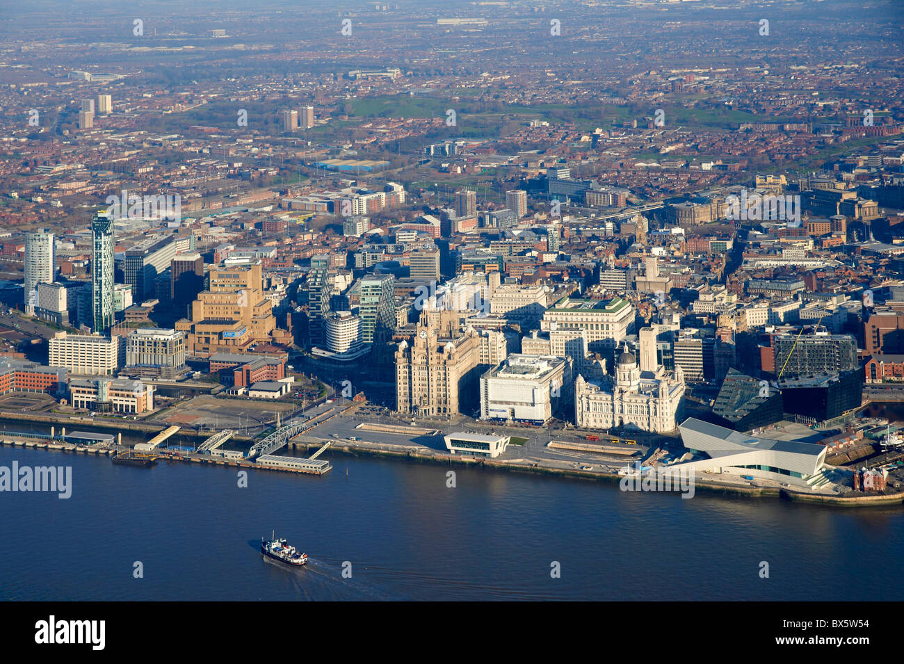 Liverpool Waterfront und den Fluss Mersey, aus der Luft, North West England, mit der Mersey Ferry Ankunft Stockfoto